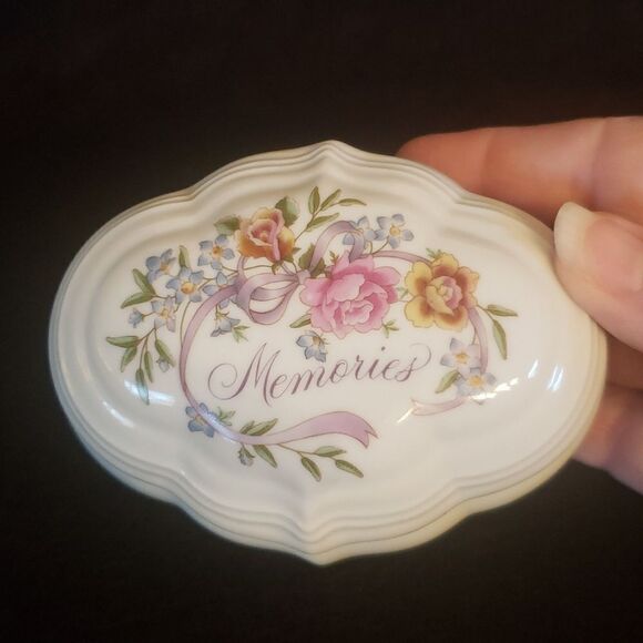 Vintage 1983 Avon "Memories... Are For Sharing" Porcelain Musical Trinket Box - Picture 4 of 15